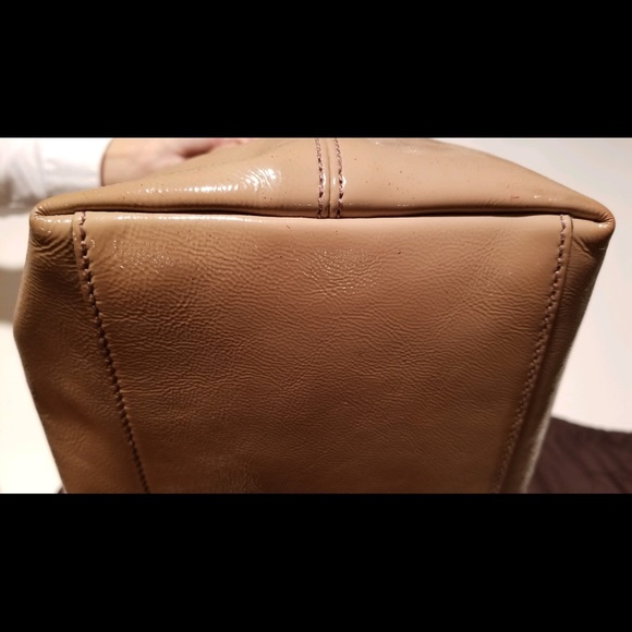 GUCCI
Beige Patent Leather Soho Chain Tote Bag - Picture 4 of 8